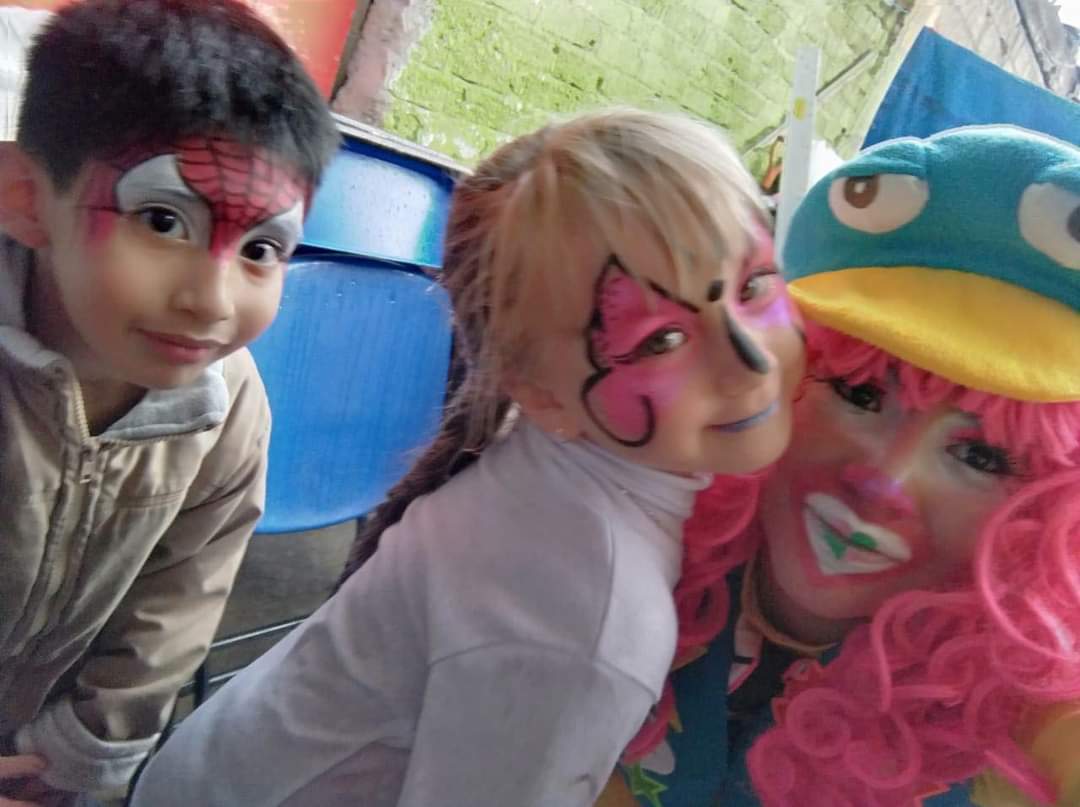 Actividad de pintacaritas en una fiesta